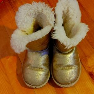 UGG girl 11 good condition. Worn 2 times